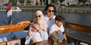 Potret Nikita Willy Sekeluarga Liburan di Belanda, Naik Perahu di Kanal Amsterdam