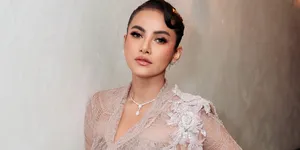 Potret Olla Ramlan Kondangan ke Pernikahan Aufar Hutapea, Anggun Berkebaya
