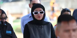 Potret Olla Ramlan Saat Tiba di Pemakaman Ibu dan Masih Terlihat Tegar