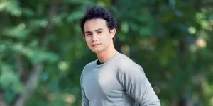 Potret Omara Esteghlal Jadi Cameo di Drama Han Hyo Joo dan Shun Oguri