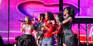 Potret Para Academia Tampil dengan Slank, Suasana Jadi Meriah 