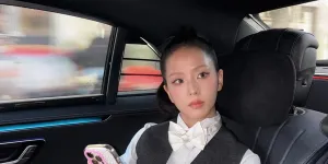 Potret Penampilan Jisoo BLACKPINK di Paris Fashion Week SS26, Gaun Hijau saat Fitting ke Mana?