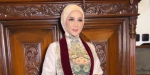 Potret Penampilan Mulan Jameela yang Colorful di Atas Panggung
