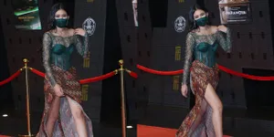 Potret Penampilan Shenina Cinnamon di FFI 2021, Tampil Elegan Berkelas dengan Busana Kebaya dan Kain Batik - Borong Penghargaan Bareng 'PENYALIN CAHAYA'