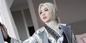 Potret Pesona Selfi Yamma Kala Melenggang di Runway, Anggun Kenakan Jubah