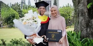 Potret Poppy Bunga Rayakan Suami Wisuda S3 di UB, Ungkap Pesan Haru