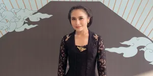 Potret Prilly Latuconsina Ikut Kirab Malam 1 Suro di Mangkunegaran, Cantik Sanggulan