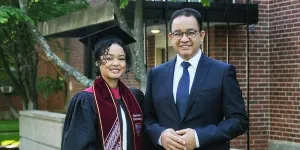 Potret Putri Anies Baswedan Wisuda S2 di Harvard, Pakai Toga Sambil Gendong Anak