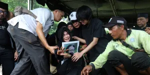 Potret Quentin Anak Epy Kusnandar 'PREMAN PENSIUN' di Pemakaman Ayah, Tenangkan Karina Ranau