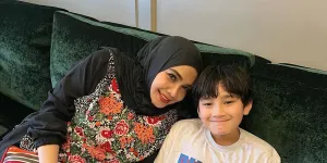 7 Potret Rafathar Bantu Rieta Amilia Masak, Fokus Banget Meski Sempat Takut Karena Panas 
