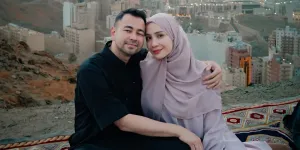 Potret Raffi Ahmad Kunjungi Lokasi Banjir di Bandung Barat, Salurkan Bantuan Secara Langsung