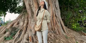 Potret Raline Shah Peluk Pohon, Ajak Jaga Hutan Indonesia