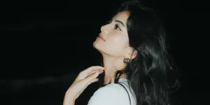 Potret Ratu Sofya Tampil Anggun Menyatu dengan Alam