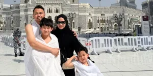 Potret Rayyanza Berdoa Saat Umrah di Depan Ka’bah: Ya Allah Lindungi Ajja Sekeluarga