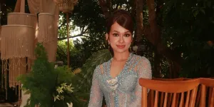 Potret Rebecca Klopper Sibuk Jadi Bridesmaid Jennifer Coppen, Anggun Berkebaya