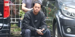 Potret Reza Arap Tunggu Jenazah Lula Lahfah, Mata Berkaca-Kaca