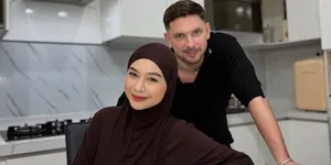 Potret Ria Ricis Masak Bareng Maksim Bronson
