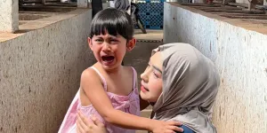 Potret Ria Ricis Pilih Sapi Kurban untuk Idul Adha, Moana Justru Menangis