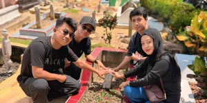 Potret Robi DA7 Ziarah ke Makam Ayah setelah 21 Tahun, Ungkap Rasa Haru