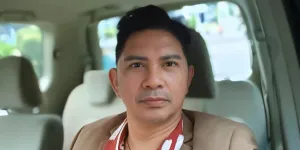 Potret Ronnie Sianturi Posting Foto Anaknya Sedang Salat, Bangga Meski Beda Agama