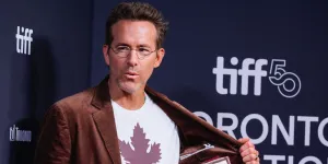 Potret Ryan Reynolds Hadiri Premiere Film 'JOHN CANDY: I LIKE ME' di Toronto International Film Festival