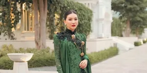 Potret Sarwendah Tampil Cantik Pakai Batik, Anggun Berkelas