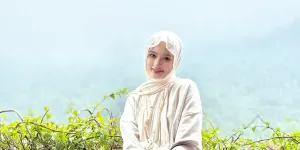 7 Potret Seru Inara Rusli Ajak Anak Liburan di Bogor, Main ATV - Ikut Beri Makan Jerapah