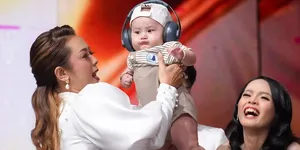Potret Soimah Gendong Arjuna, Anak Putri Isnari Bikin Gemas di Dangdut Academy 8