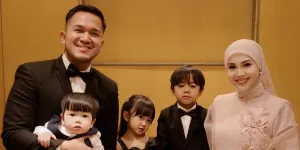 Potret Suami Kesha Ratuliu Full Dad Mode saat Istri ke London