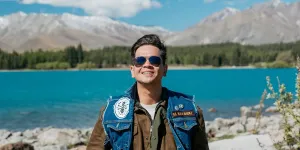 Potret Surya Insomnia Nambal Jalan yang Berlubang, Gak Pamrih - Pakai Kaos Kutang