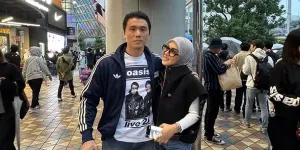 Potret Syahrini Temani Reino Barack Nonton Konser Oasis di Jepang