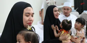 Potret Tangis Haru Kartika Putri Sebut Habib Usman Badalkan Haji Almarhumah Mama: Biar Allah yang Membalas