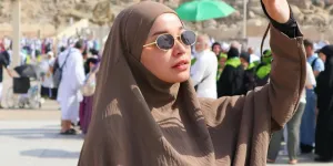 Potret Tasya Rosmala Umrah, Pakai Hijab Panjang Tampil Makin Bersinar