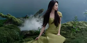 10 Potret Terbaru Jiang Peiyao, Menawan dengan Gaun Hijau