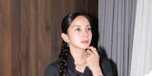 7 Potret Terbaru Kirana Larasati dengan Gaun Emas Berkilau, Auranya Miss Universe-nya Kuat Banget