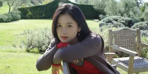 10 Potret Terbaru Zhang Jingyi dengan Outfit Sederhana, Cantiknya Kebangetan Tak Tertolong 