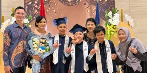 Potret Titi Kamal Hadiri Wisuda Anaknya, Tampil Cantik dalam Balutan Kebaya