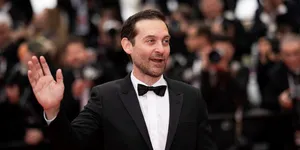 Potret Tobey Maguire Jadi Pendeta di Nikahan Jenifer Meyer Sang Mantan Istri