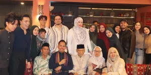 7 Potret Ulang Tahun Halilintar Asmid ke-57, Suapi Anak Satu Per Satu - 2 Menantu Hadir