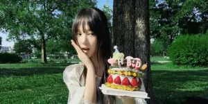 Potret Ultah Kim VVUP yang Manis dan Menggemaskan, Aura Youthful Jadi Sorotan