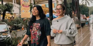 8 Potret Ussy Sulistiawaty Jalan-Jalan ke Blok M, Ditemani Anak Sulung