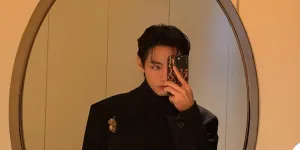 7 Potret V BTS saat Tampil di Paris Fashion Week 2026, Tampil Charming dengan Long Coat