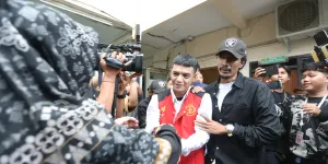 Potret Vadel Badjideh Dipeluk Ayah dan Ibu Jelang Sidang Putusan