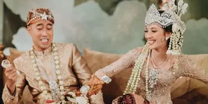 Potret Vidi Aldiano dan Sheila Dara Aisha saat Akad, Kocak Berasa "OVJ" - Malah Dapat Piala dari Mertua