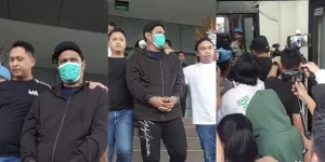 Potret Virgoun & Teman Wanitanya Digiring Petugas Untuk Jalani Tes Kesehatan, Diam Tertunduk