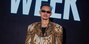 Potret Wanda Hara Pakai Batik, Salfok ke Jenggot yang Bikin Makin Macho
