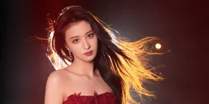 Potret Wang Churan dengan Gaun Merah, Cantik yang Sinematik dan Penuh Magis