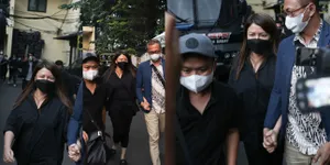 Potret Wina Natalia Jenguk Anji di Tahanan, Pakai Baju Serba Hitam dan Berusaha Tegar