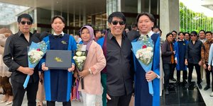 Potret Wisuda Maulana Adit Anak Parto Patrio dari Istri Pertama, Sekeluarga Ikut Menemani