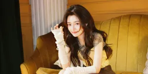 Potret Xu Ruohan Tampil Fun di Unggahan Terbaru dengan Gaya Natural dan Playful Chic